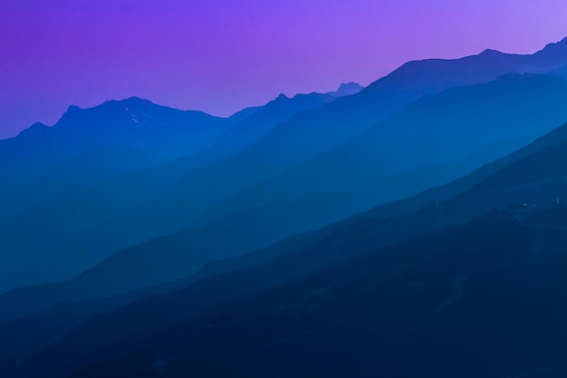 Landschaftliche Aussicht auf die Berge gegen den Himmel beim Sonnenuntergang