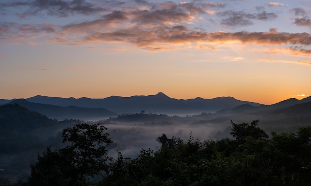 Landschaftliche Aussicht auf die Berge gegen den Himmel beim Sonnenuntergang