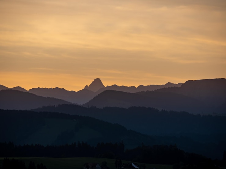 Foto landschaftliche aussicht auf die berge gegen den himmel beim sonnenuntergang