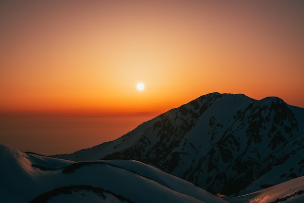 Landschaftliche Aussicht auf die Berge gegen den Himmel beim Sonnenuntergang