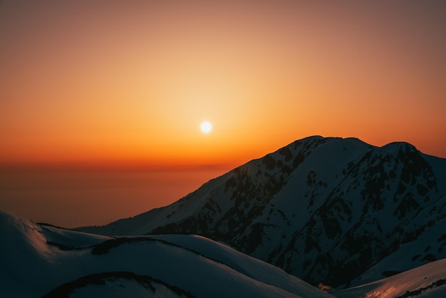 Foto landschaftliche aussicht auf die berge gegen den himmel beim sonnenuntergang