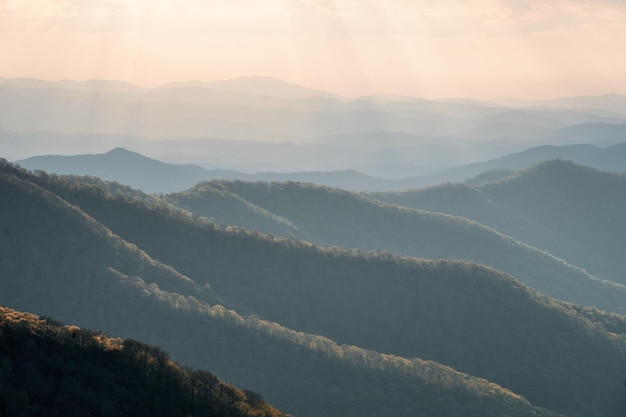 Landschaftliche Aussicht auf die Berge gegen den Himmel