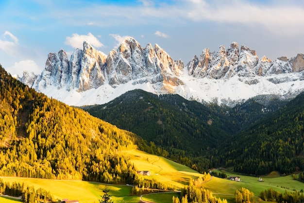 Landschaftliche Aussicht auf die Berge gegen den Himmel
