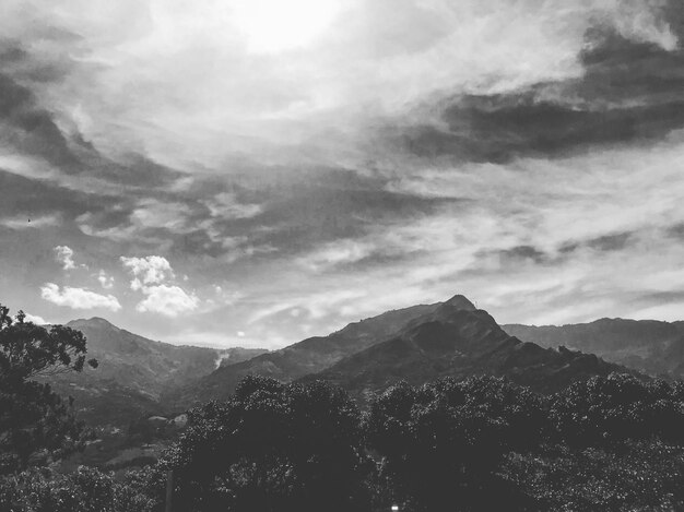 Landschaftliche Aussicht auf die Berge gegen den Himmel