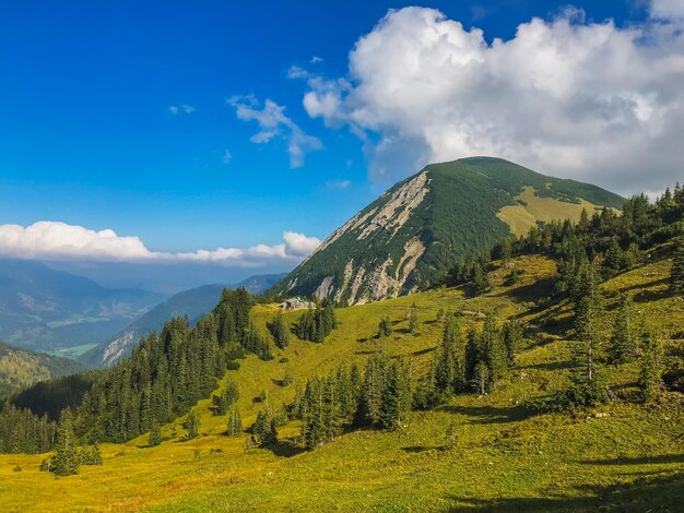 Landschaftliche Aussicht auf die Berge gegen den Himmel