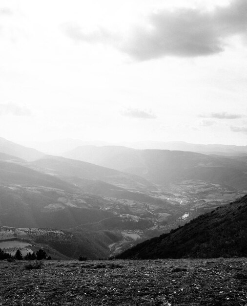 Landschaftliche Aussicht auf die Berge gegen den Himmel