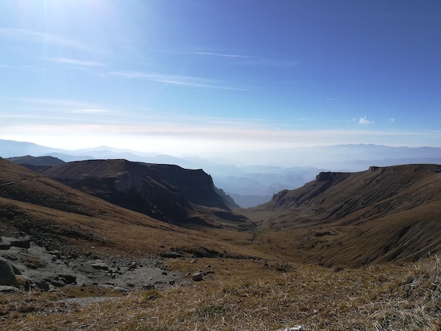 Landschaftliche Aussicht auf die Berge gegen den Himmel