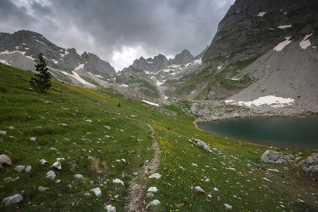 Landschaftliche Aussicht auf die Berge gegen den Himmel