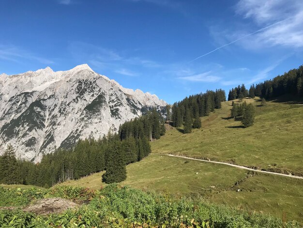 Landschaftliche Aussicht auf die Berge gegen den Himmel