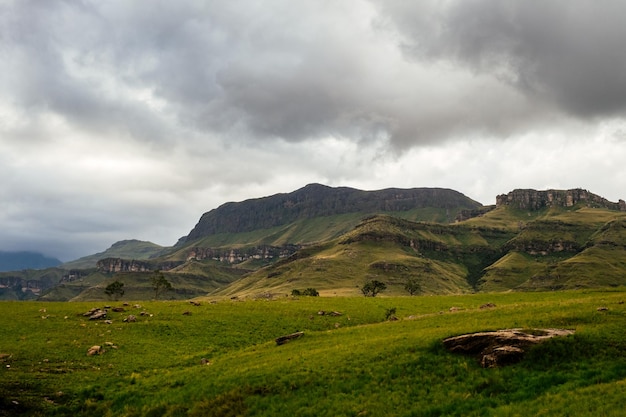 Landschaftliche Aussicht auf die Berge gegen den Himmel