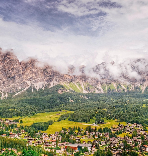 Landschaftliche Aussicht auf die Berge von Cortina d'Ampezzo bei nebligem Wetter