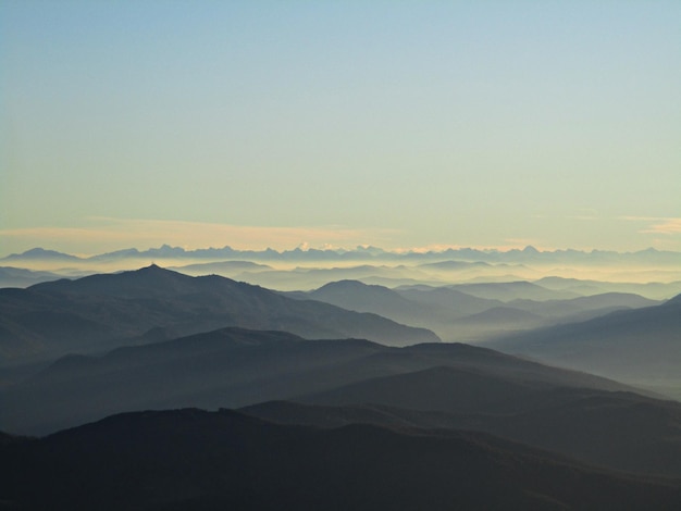 Landschaftliche Aussicht auf die Bergkette