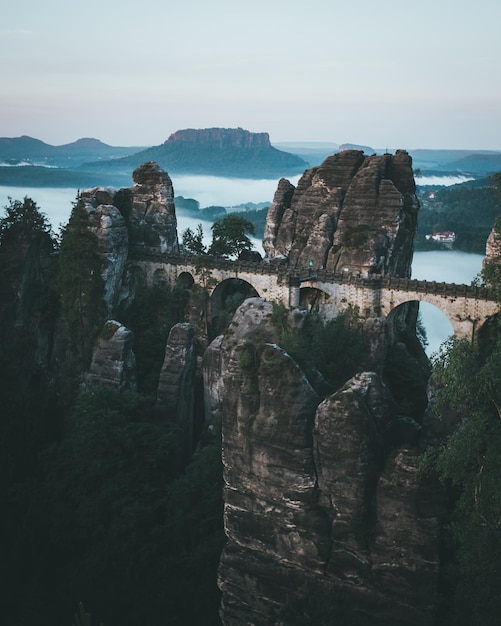 Landschaftliche Aussicht auf die Klippe gegen den Himmel