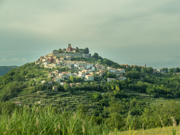 Landschaftliche Aussicht auf die Stadt gegen den Himmel