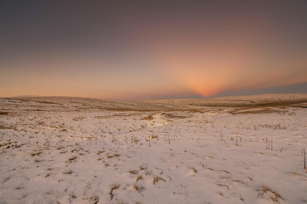 Foto landschaftliche aussicht auf die wüste gegen den himmel beim sonnenuntergang