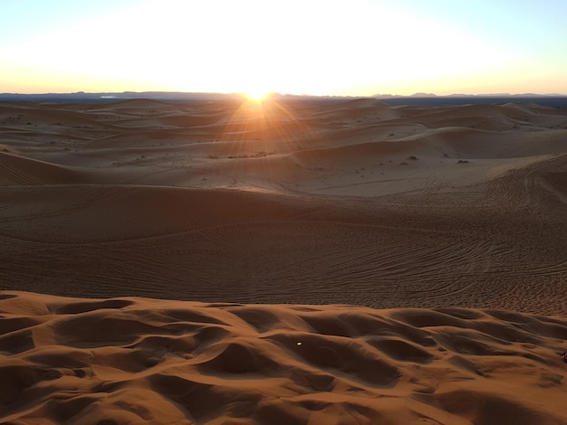 Landschaftliche Aussicht auf die Wüste gegen den Himmel beim Sonnenuntergang