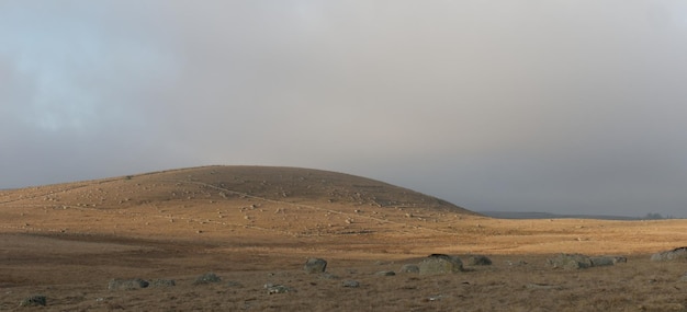 Landschaftliche Aussicht auf die Wüste vor dem Himmel