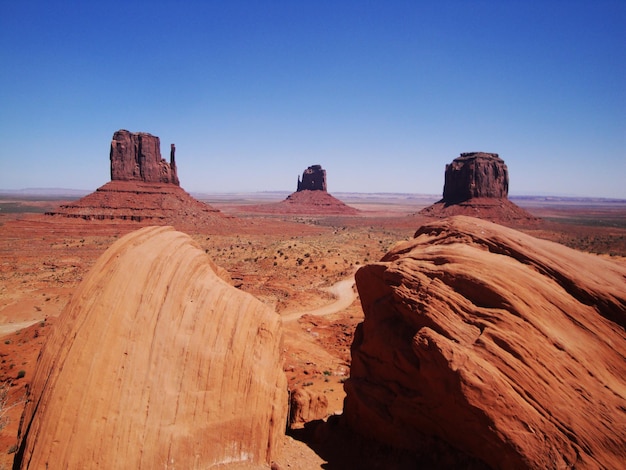 Landschaftliche Aussicht auf die Wüste vor klarem Himmel