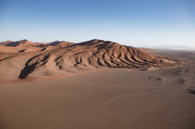 Landschaftliche Aussicht auf die Wüste vor klarem Himmel