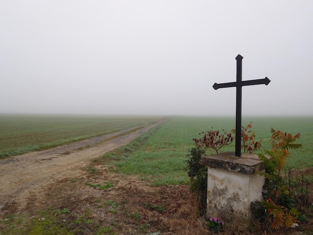 Foto landschaftliche aussicht auf ein ackerfeld vor klarem himmel