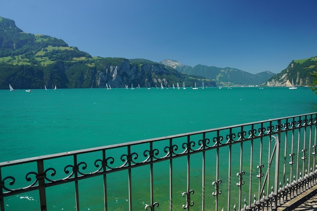 Landschaftliche Aussicht auf ein Schwimmbad vor klarem Himmel