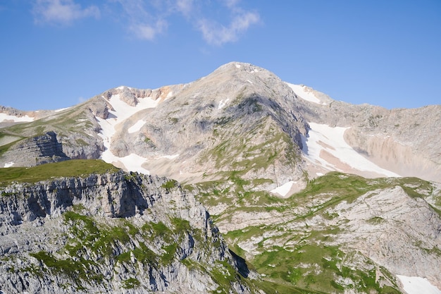 Landschaftliche Aussicht auf eine felsige Bergkette mit Gletschern in den Schluchten