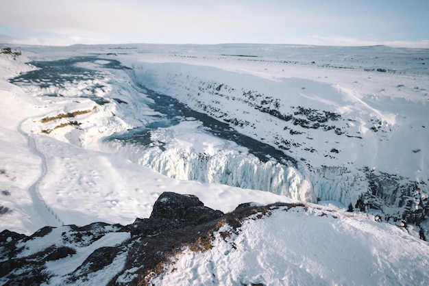 Foto landschaftliche aussicht auf einen gefrorenen wasserfall gegen den himmel im winter