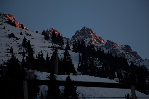 Foto landschaftliche aussicht auf einen schneebedeckten berg gegen den himmel