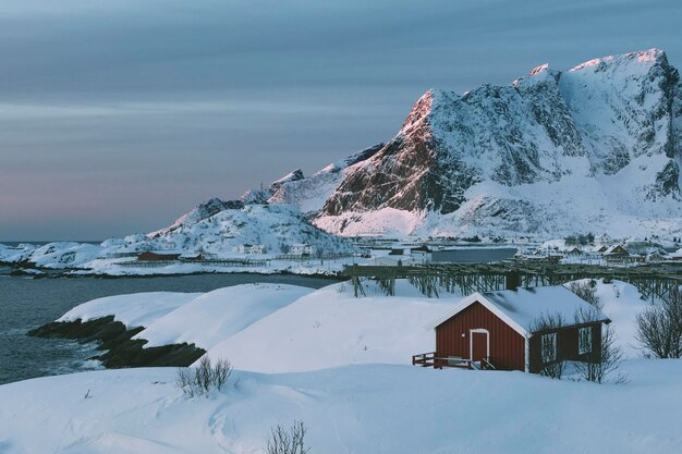 Landschaftliche Aussicht auf einen schneebedeckten Berg gegen den Himmel