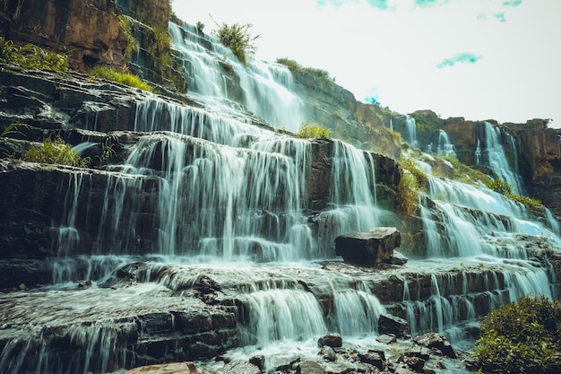 Landschaftliche Aussicht auf einen Wasserfall im Wald