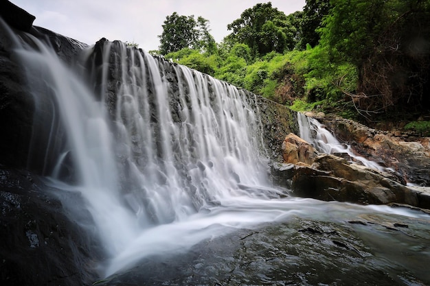 Landschaftliche Aussicht auf einen Wasserfall im Wald