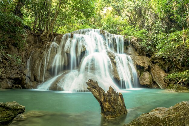 Landschaftliche Aussicht auf einen Wasserfall im Wald