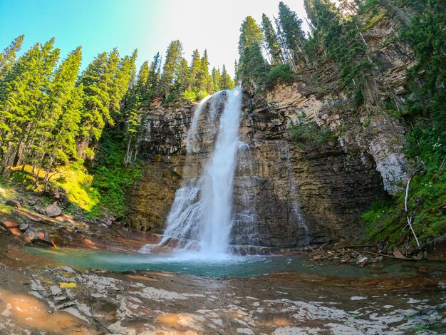 Foto landschaftliche aussicht auf einen wasserfall im wald