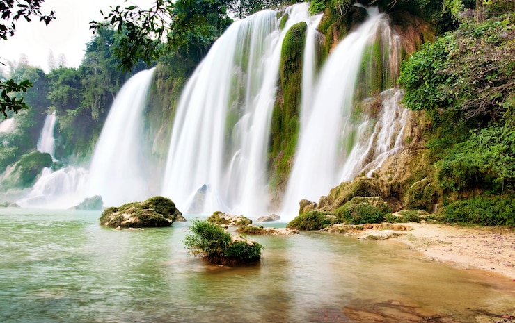 Foto landschaftliche aussicht auf einen wasserfall im wald
