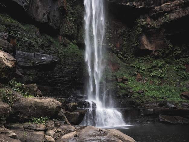 Landschaftliche Aussicht auf einen Wasserfall im Wald