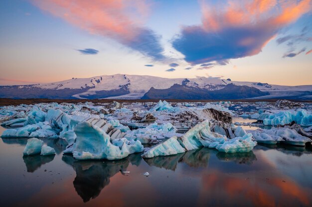 Foto landschaftliche aussicht auf eisberge und berge in der gletscherlagune jokulsarlon