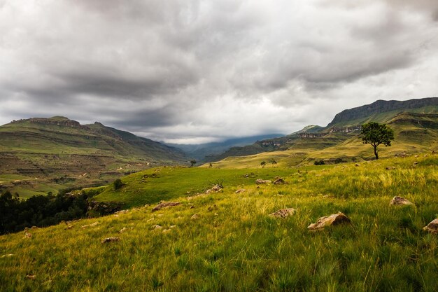 Landschaftliche Aussicht auf Felder und Berge gegen den Himmel