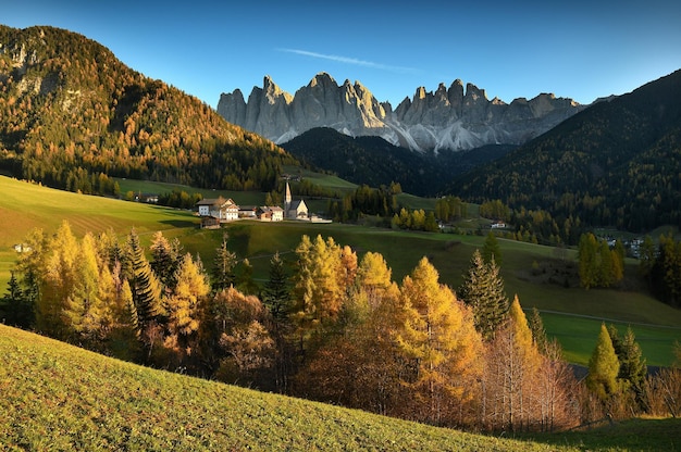 Foto landschaftliche aussicht auf felder und berge gegen den himmel