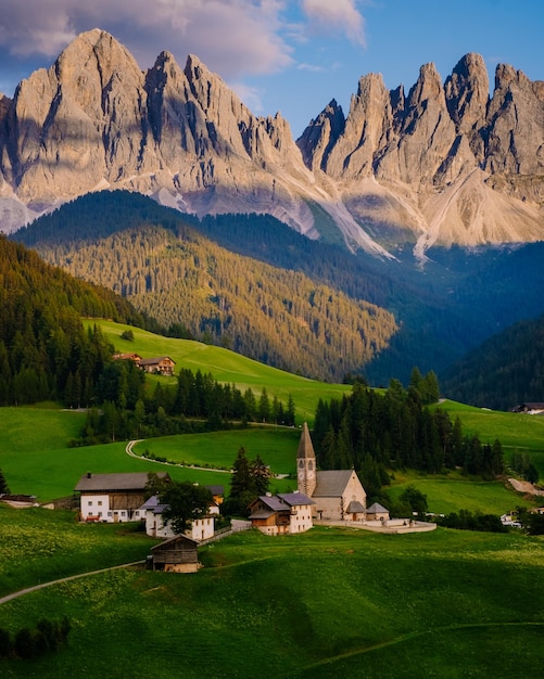 Landschaftliche Aussicht auf Felder und Berge vor dem Himmel