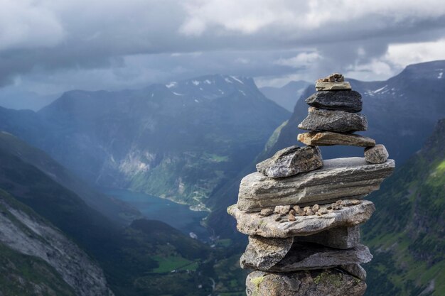 Foto landschaftliche aussicht auf felshaufen gegen die bergkette