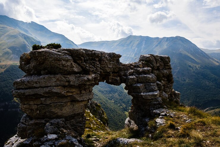 Foto landschaftliche aussicht auf felsige berge gegen den himmel in montefortino marche, italien