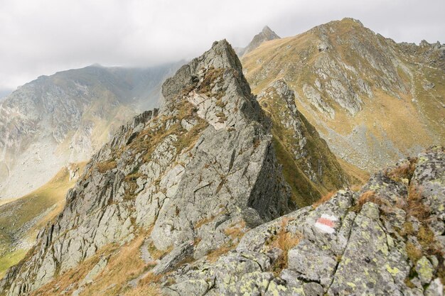 Landschaftliche Aussicht auf felsige Berge gegen den Himmel