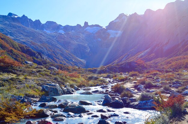 Foto landschaftliche aussicht auf felsige berge gegen den himmel