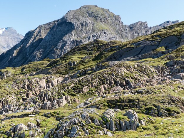 Landschaftliche Aussicht auf felsige Berge vor klarem Himmel