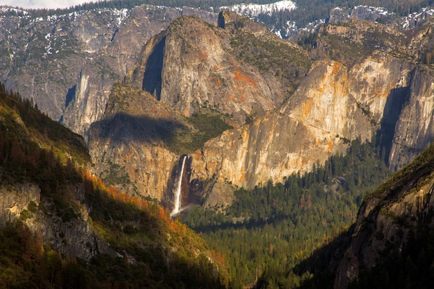 Foto landschaftliche aussicht auf felsige berge