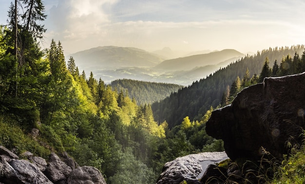 Landschaftliche Aussicht auf Fluss und Berge