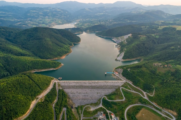 Landschaftliche Aussicht auf Fluss und künstlichen See