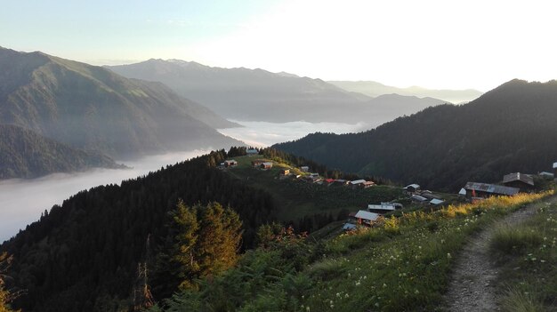 Foto landschaftliche aussicht auf häuser und berge