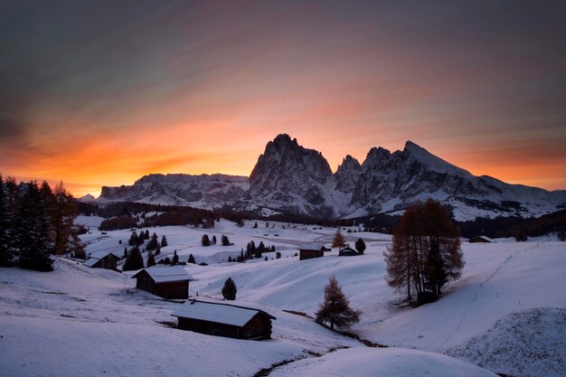 Foto landschaftliche aussicht auf schneebedeckte berge gegen den himmel bei sonnenuntergang