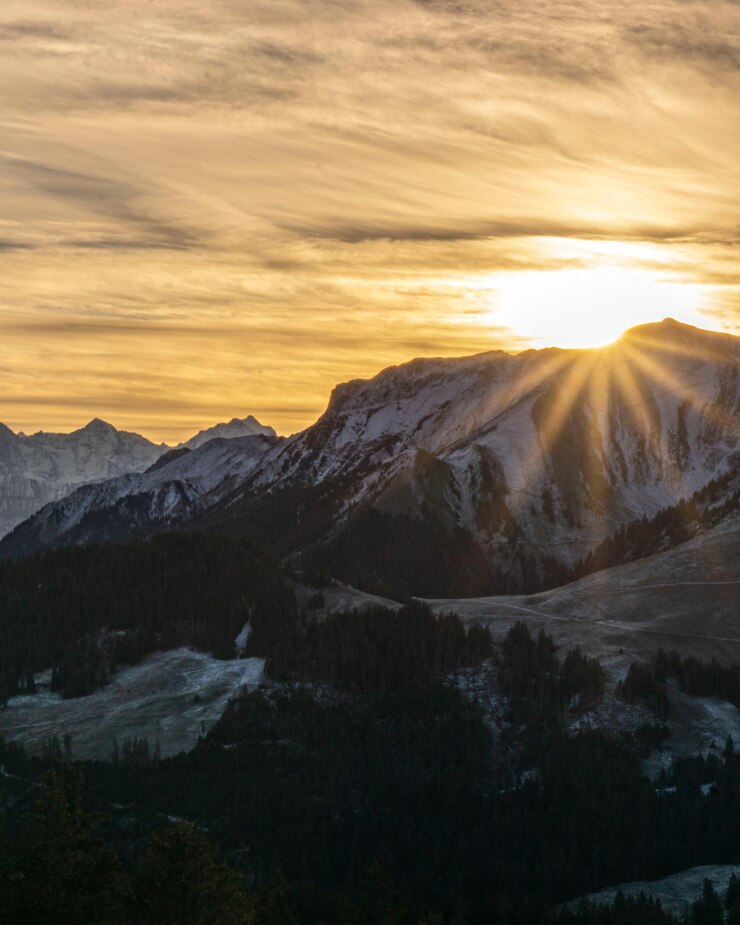 Foto landschaftliche aussicht auf schneebedeckte berge gegen den himmel beim sonnenuntergang